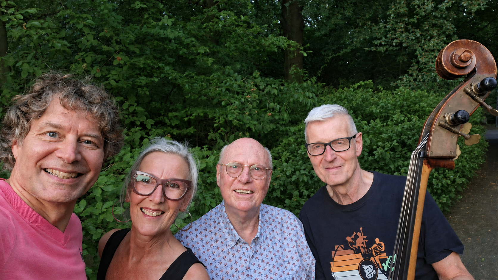 John Hammond Group buiten in het groen met contrabas